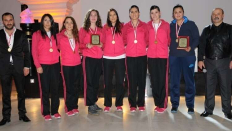 Voleybol branşında İ.Burak Derinderespor