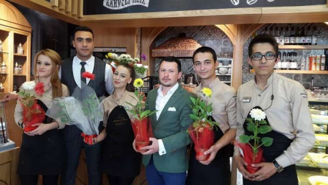 Kahveci Aziz Farkıyla Anneler Günü
