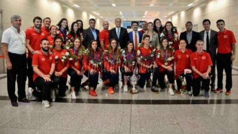 Milli Takımımız Coşkuyla Karşılandı