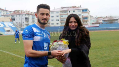 Futbol Tüm Güzeliğiyle Evlenme Teklifi